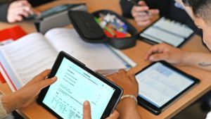 So sieht es nur in wenigen Schulen aus: Realschüler einer zehnten Klasse der Karlsruher Ernst-Reuter-Schule arbeiten in einer Unterrichtsstunde mit Tablets. Foto: dpa/Uli Deck