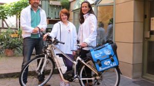 Chef Anto Matosevic, Krankenschwester Katharina Palmer und Annika Hanneman vom Pflegedienst M.A.I. sind begeistert von ihrem neuen E-Bike. Foto: Julia Barnerßoi