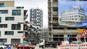 An der Maybachstraße entstehen diverse Neubauten. Links im Bild die Wohnungen des Mayliving-Projekts – der große Riegel rechts kam für manche Käufer unerwartet. Foto: Lichtgut/Max Kovalenko