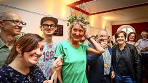 Ausgelassene Stimmung auf der Wahlparty der Ludwigsburger Grünen im Café Grävenitz: Die Stimmenkönigin Christine Knoß bekommt eine  Krone. Foto: factum/Weise