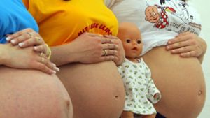 Großbritannien hat das sogenannte Drei-Eltern-Baby erlaubt, bei dem ein Teil der DNA einer Mutter mit Gen-Defekt durch einen DNA-Teil einer gesunden Frau ersetzt wird, um Erbkrankheiten zu verhindern. Gegner fürchten,  Ärzte könnten nun noch stärker in die Natur eingreifen und Designer-Babys schaffen Foto: dpa-Zentralbild