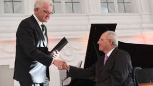 Baden-Württembergs Ministerpräsident Winfried Kretschmann (links) hat Bundesfinanzminster Wolfgang Schäuble mit dem Hanns Martin Schleyer Preis geehrt. Foto: dpa