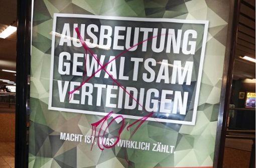 Auf den ersten Blick erinnert das Plakat am Charlottenplatz an Werbung der Bundeswehr. Doch es handelt sich um sogenanntes Adbusting von Militärgegnern. Foto: Cedric Rehman