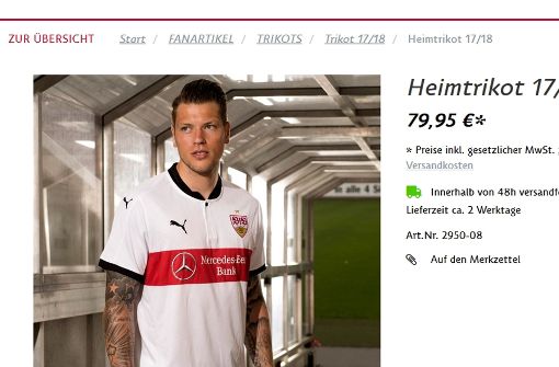 Daniel Ginczek präsentiert im VfB -Fanshop das neue Trikot. Foto: Screenshot/VfB Stuttgart