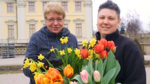 Die BlüBa-Gärtnerinnen Regina Wyrich (links) und Bianca Allin halten den Frühling in den Händen. Foto: Blüba