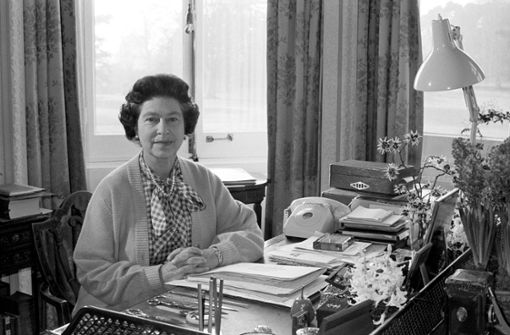 So zeigte sich Elizabeth II. besonders gern: pflichtbewusst am Schreibtisch – hier auf einem Bild aus dem Jahr 1982. Foto: dpa/Ron Bell
