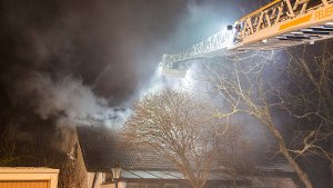 In Erligheim (Kreis Ludwigsburg) hat ein Brand in einem Einfamilienhaus einen Schaden von 150.000 Euro verursacht. Verletzt wurde niemand. Foto: www.7aktuell.de | Simon Adomat