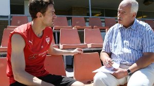 Ein Fachgespräch zwischen VfB-Kapitän Gentner und StN-Reporter Thomas Näher. Foto: Pressefoto Baumann