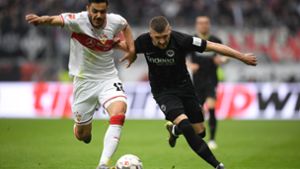 Der VfB Stuttgart mit Ozan Kabak hielt lange gut mit, musste sich am Ende aber Ante Rebic und der Eintracht geschlagen geben. Foto: Bongarts