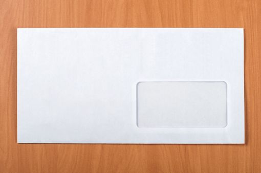 So entsorgen Sie die Briefumschläge. Foto: sbvasyl / shutterstock.com