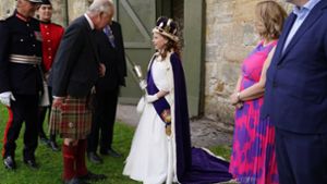 König Charles III. trifft Lexi, die Bo’ness Fair Queen. Foto: IMAGO/// Avalon