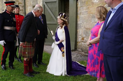 König Charles III. trifft Lexi, die Bo’ness Fair Queen. Foto: IMAGO/// Avalon