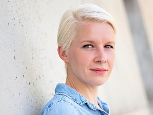 Jasmin Lörcher ist Journalistin, Autorin und Podcasterin: Seit 2020 moderiert sie HerStory über Frauen und queere Persönlichkeiten der Zeitgeschichte. Foto: Megan Robbins