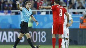 Felix Brych beim Spiel Serbien gegen Schweiz. Foto: AP