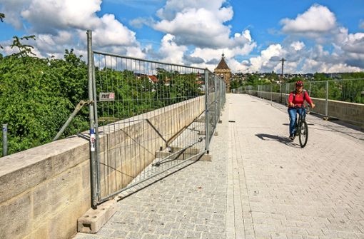 Wenn auf der Brücke viel los ist, müssen die Fußgänger auf die Radspur in der Mitte ausweichen. Foto: Bulgrin