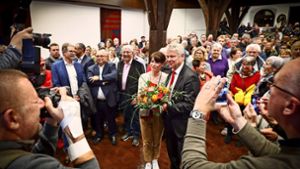 Am Ende eines spannenden Wahlabends ging der Blumenstrauß an den amtierenden Oberbürgermeister Jürgen Kessing und dessen Ehefrau Janet. Foto: factum/Simon Granville