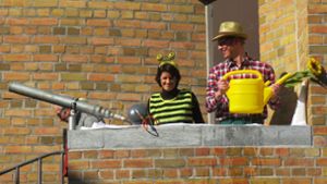 Verkleidet als Biene Gabi und Gärtner Johannes versuchen die Oberbürgermeisterin und der Erste Bürgermeister das Rathaus zu verteidigen. Foto: Simone Käser