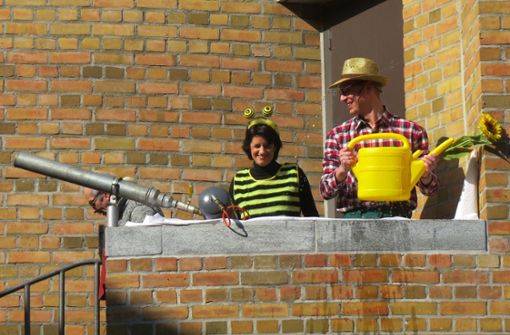 Verkleidet als Biene Gabi und Gärtner Johannes versuchen die Oberbürgermeisterin und der Erste Bürgermeister das Rathaus zu verteidigen. Foto: Simone Käser