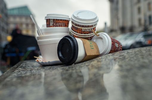 Wegen der Restriktionen in der Corona-Pandemie hat die Vermüllung der Stadt zugenommen. Auch Kaffeebecher sind dabei. (Archivbild) Foto: dpa/Gregor Fischer