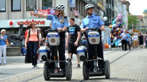 In manchen Städten sind Polizisten auf Segways unterwegs. Foto: dpa