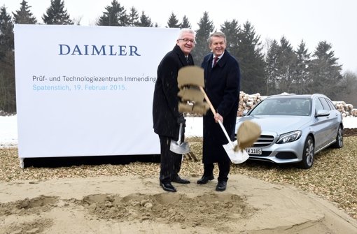 Thomas Weber (rechts), Vorstand der Daimler AG für Konzernforschung und Entwicklung Mercedes-Benz Cars, und Winfried Kretschmann (Bündnis90/Die Grünen) begehen in Immendingen (Baden-Württemberg) den Spatenstich für das Prüf- und Technologiezentrum. Foto: dpa