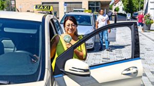 Die Taxifahrerin Sezin Raisch verschafft sich auf dem Bahnhofsvorplatz in Göppingen mit einem kleinen Ventilator Abkühlung. Foto: /Staufenpress