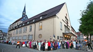 Mit einer Menschenkette haben am Sonntag  200 Christen gegen die  angedachte Umwandlung des Gemeindehauses und der Franziskanerkirche in  eine Bücherei protestiert. Foto: Horst Rudel