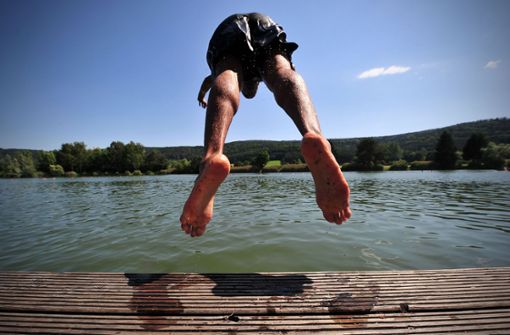 Kein Sprung in unbekanntes Gewässer – guter Schwimmunterricht hilft dagegen besser als ein Zaun, meint unser Redakteur. Foto: dpa/Jan-Philipp Strobel