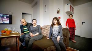 Achmad Kathou, seine Frau Amna, die Töchter Hiba und Zelekah in ihrer  Drei-Zimmer-Wohnung in Plüderhausen. Foto: Gottfried Stoppel