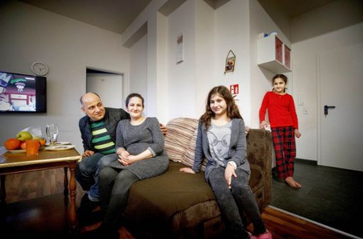 Achmad Kathou, seine Frau Amna, die Töchter Hiba und Zelekah in ihrer  Drei-Zimmer-Wohnung in Plüderhausen. Foto: Gottfried Stoppel