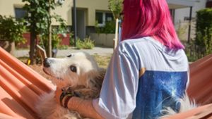 Wenn Steffi an Zuhause denkt, dann am ehesten an die Wohngruppe Jella, in der sie viel Zeit mit Hund Mika verbrachte. Foto: Lichtgut/Max Kovalenko