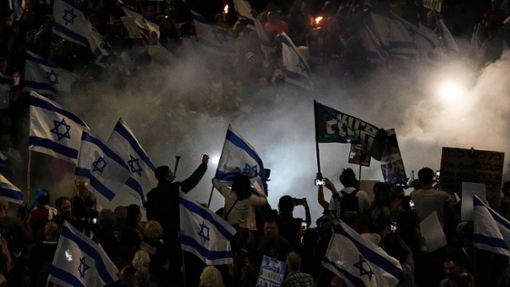In Tel Aviv protestieren erneut Tausende gegen die Regierung des israelischen Ministerpräsidenten Netanjahu. Foto: Ariel Schalit/AP