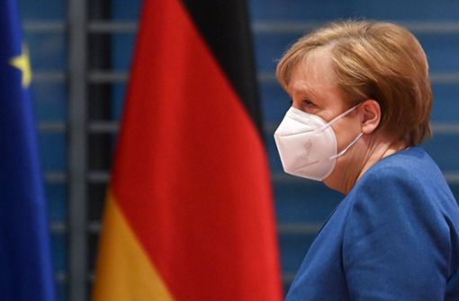 Kanzlerin Merkel mit FFP2-Maske – diese besonders wirksamen, aber auch teureren Masken könnten schon bald bundesweit verpflichtend in Bussen und Bahnen getragen werden müssen. Foto: dpa/John Macdougall