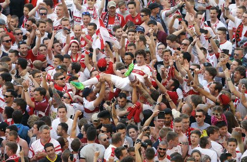 Die Fans des VfB Stuttgart haben ihre Mannschaft und die Spieler, wie hier Benjamin Pavard, während der Saison hervorragend unterstützt. Foto: Pressefoto Baumann