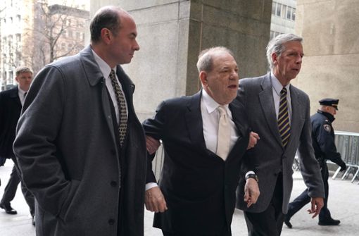Harvey Weinstein (Mitte) im Januar 2020 auf dem Weg ins Gericht. Da gab er sich noch zuversichtlich, einer Verurteilung entgehen zu können. Foto: AFP/Timothy A. Clary
