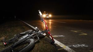 Ein Fahrrad liegt im Straßengraben der Bundesstraße 27, auf der zahlreiche Markierungen für die Unfallaufnahme zu sehen sind. Ein zwölf Jahre alter Radfahrer ist auf der sogenannten Nordumfahrung von Rottweil bei einem Unfall mit einem Auto tödlich verletzt worden. Foto: dpa/Andreas Maier