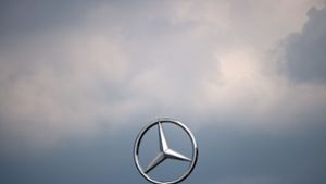 Wolken über dem Mercedesstern: Der Sparkurs des Autobauers trifft auch die Chefetagen. (Archivbild) Foto: dpa/Federico Gambarini