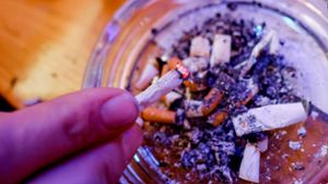 Jedes Jahr sterben in Deutschland rund 127.000 Menschen infolge des Rauchens. Foto: Axel Heimken/dpa