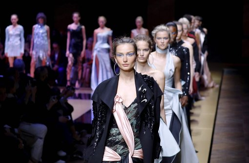 Die Herbst-/Winterkollektion von Versace in Paris. Foto: AFP