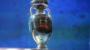 Der Gewinner der Fußball-EM 2020 darf den Pokal in die Höhe recken. Foto: imago/Jan Huebner/imago sportfotodienst