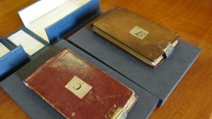 Die in Leder eingebundenen Notizbücher von Charles Darwin fehlten seit 2001. Foto: dpa/Cambridge University Library