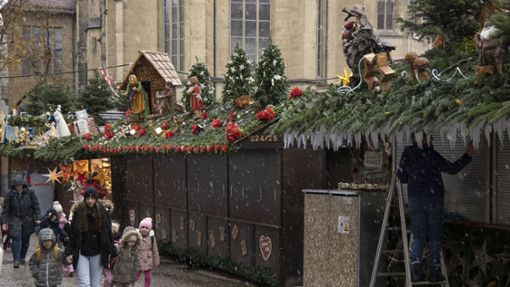 Noch wird gerichtet, am Mittwoch öffnet der Weihnachtsmarkt. Foto: Lichtgut//Leif Piechowski