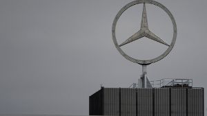 Daimler vermeldet derzeit von Monat zu Monat neue Rekordwerte. Die Werke laufen auf Hochtouren. Der Verzicht auf Überstunden würde den Konzern empfindlich treffen. Foto: dpa