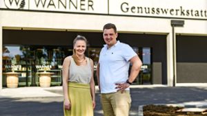 Lilian Kienzle und ihr Bruder Alexander Wanner vor dem Neubau: die  Geschwister sind stolz auf das Geschaffte Foto: Eibner-Pressefoto/Sandy Dinkelacker