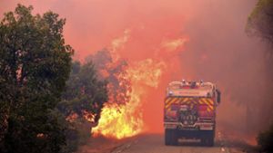 In Südfrankreich fressen sich seit Tagen riesige Flammenwände durch die Landschaft. Foto: dpa