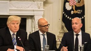 Schon vor der Wahl  war die Abneigung deutlich  erkennbar: US-Präsident  Donald Trump (links) und  Amazon-Chef Jeff Bezos (rechts).    Das Bild  entstand 2017 bei einem US-Technologietreffen;  in der  Mitte  sitzt Microsoft-Chef Satya Nadella. Foto: AFP