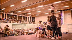 Die Cheerleader der Grundschule sorgen in der neuen Hohensteinhalle für Stimmung. . Foto: Alen Pahic