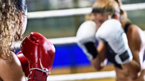 Unser Symbolbild zeigt zwei Boxerinnen: Vorwürfe der sexualisierten Gewalt gegen Athletinnen gibt es derzeit im olympischen Boxen in Baden-Württemberg. Foto: imago /Javier Sanchez Mingorance
