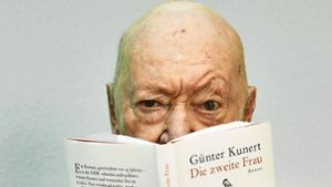 Günter Kunert mit seinem neuen Roman – wenn Sie mehr über ihn erfahren wollen, klicken Sie sich durch unsere Bildergalerie. Foto: dpa