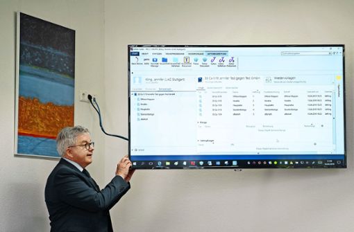 Justizminister Guido Wolf präsentiert die E-Akte an einem Bildschirm im Arbeitsgericht Reutlingen.. Foto: dpa
